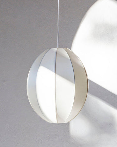 Pantalla colgante oval de seda blanca, brillo elegante y suave