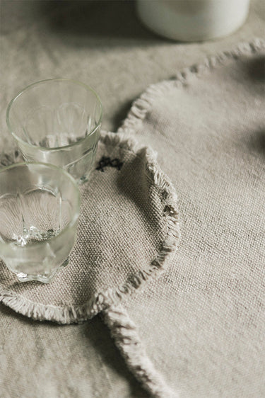 Set de mantel individual y posavasos Stone Wash gris