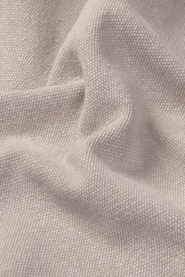 Conjunto gris combinado con vajilla natural