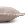 Cojín Stone Wash gris sobre un sofá