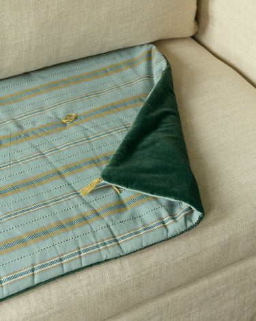 https://cdn.shopify.com/s/files/1/0046/8087/6150/files/Sofa-cover-coton-et-velours-lave-Noely.jpg?v=1773839991