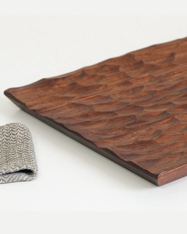 Tabla de servir nogal tallado artesanal biselada 50x25 cm