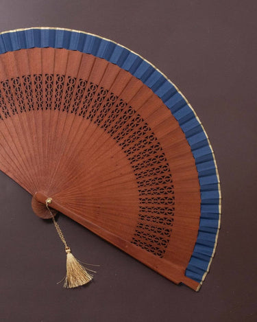 Detalle del grabado del abanico Compass azul