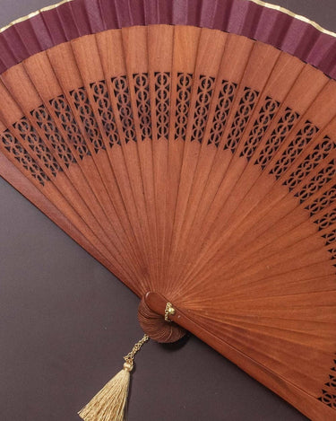 Detalle del grabado del abanico Compass uva