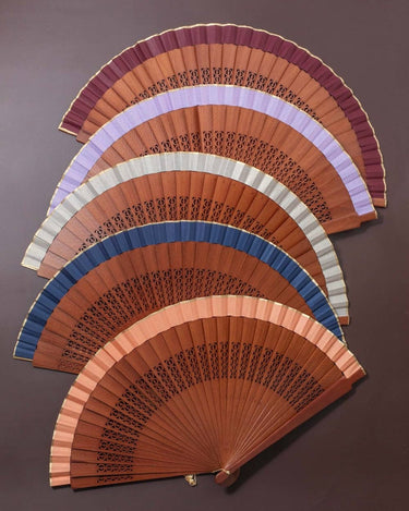 Abanicos de madera grabada y algodón de Kanela Fans en varios colores