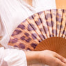 Abanico de Kanela Fans abierto en la mano