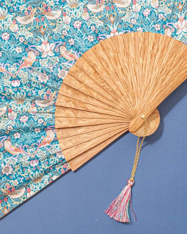 Detalle del estampado azul del abanico Versailles Blue