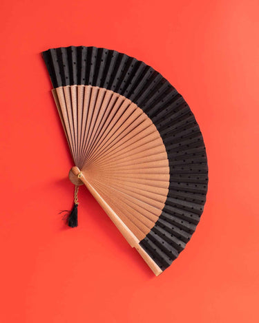 Abanico de madera y algodón con plumeti de Kanela Fans