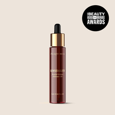 Aceite íntimo Sensuality de Alqvimia de 5 ml sobre fondo beige, con sello Pure Beauty Global Awards 2021.