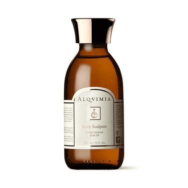 Aceite corporal reductor de ALQVIMIA: frasco ámbar con etiqueta blanca, sobre fondo blanco.