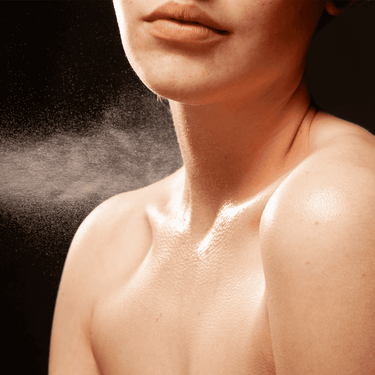Agua de colonia de incienso y mirra de ALQVIMIA: Aplicación de una bruma sobre el cuello y el escote.