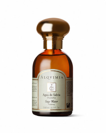 Agua depurativa de salvia de ALQVIMIA: frasco ámbar con tapón dorado, sobre fondo blanco.