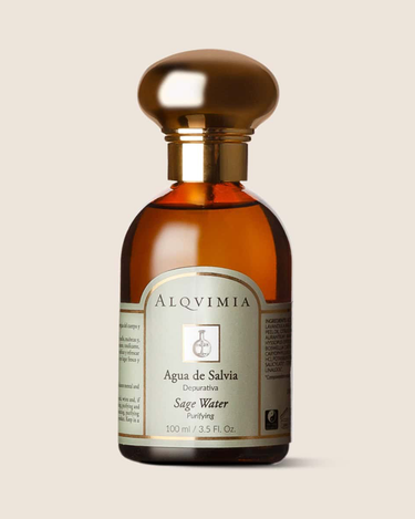 Agua depurativa de salvia de ALQVIMIA: frasco ámbar con tapón dorado, sobre fondo beige.