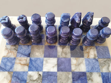 Detalle de las figuras azul violáceo sobre las casillas.
