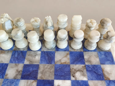 Detalle de las figuras blancas y sus remates irregulares.