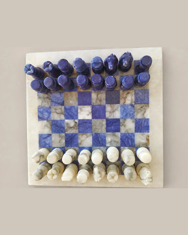 Vista cenital del tablero azul y blanco y las 32 figuras.