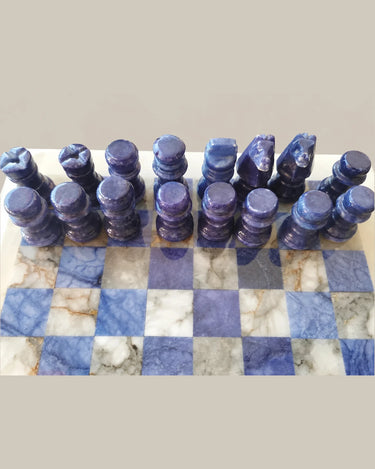 Detalle de las figuras azul violáceo sobre las casillas.