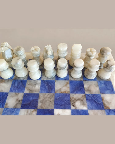 Detalle de las figuras blancas y sus remates irregulares.