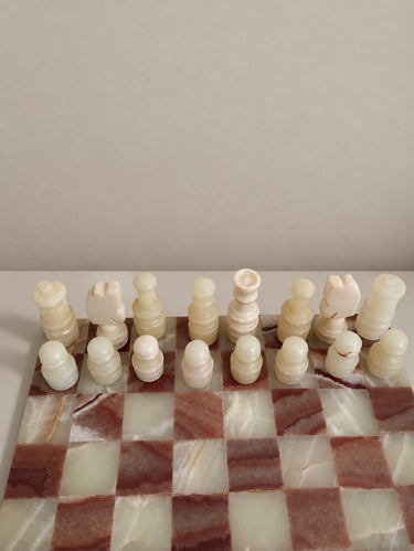 Detalle de las figuras crema y las vetas del tablero.