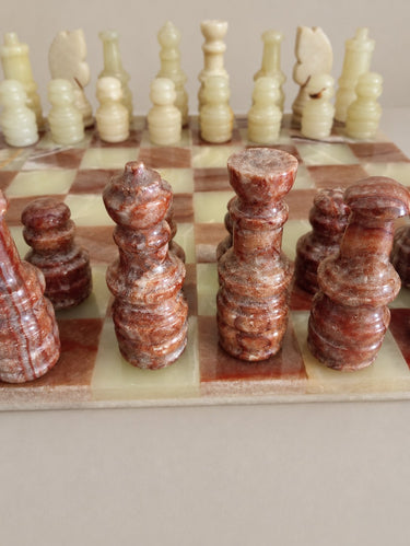 Piezas rojizas con vetas claras y bases circulares.