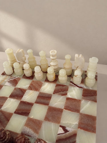 Primer plano de las figuras claras y sus remates.