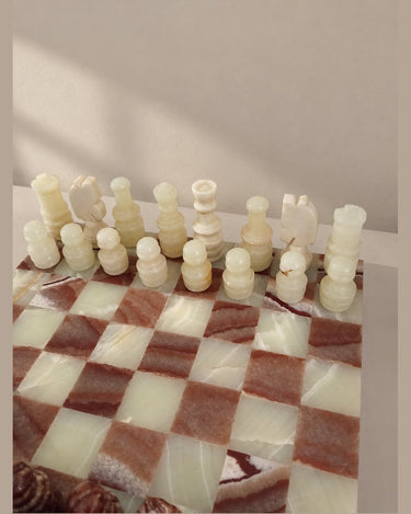 Primer plano de las figuras claras y sus remates.