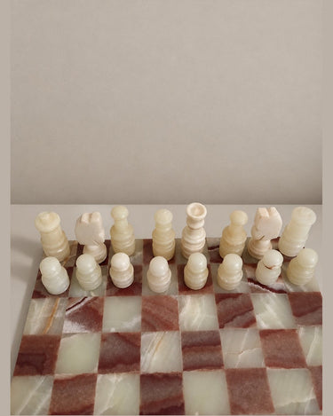 Detalle de las figuras crema y las vetas del tablero.