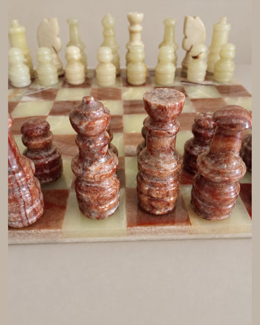 Piezas rojizas con vetas claras y bases circulares.