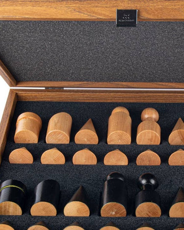 Interior del estuche de uno de los ajedreces de Manopoulos, con piezas guardadas en compartimentos.
