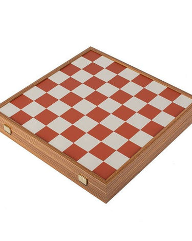 Tablero despejado de uno de los ajedreces de Manopoulos, con casillas terracota y blancas.