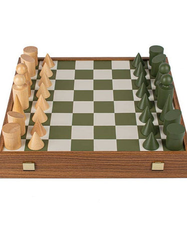 Ajedrez de madera verde y tablero de polipiel de Manopoulos: ajedrez verde y blanco con piezas geométricas de madera, vista elevada.