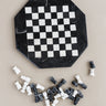 Tablero octogonal blanco y negro con las figuras colocadas a un lado.