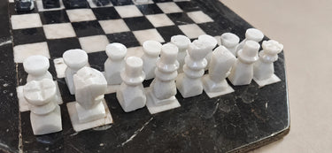Detalle de las figuras blancas y sus perfiles geométricos.