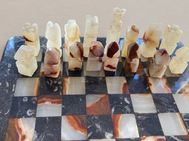 Filas de figuras crema con variaciones de tono en la piedra.