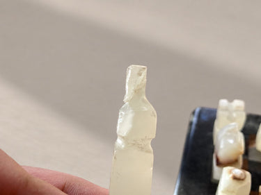 Detalle del rey blanco con la unión de una rotura reparada.