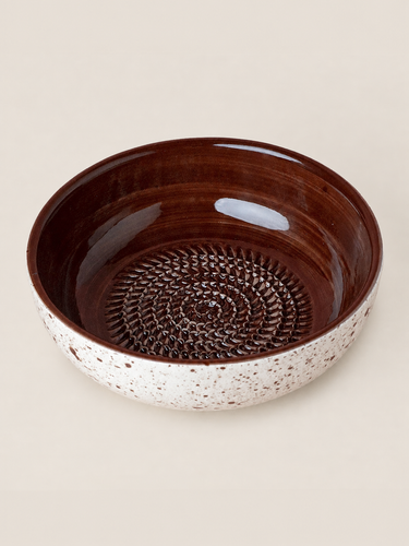 Detalle plato rallador cerámica Brownie Alfar Tierra Cocida