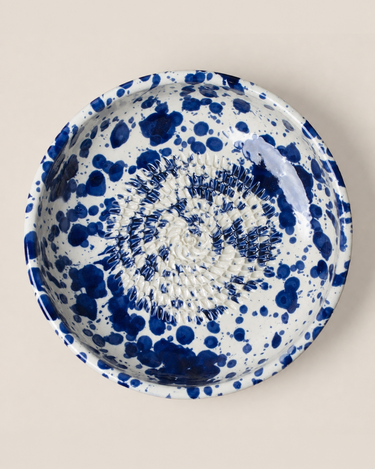 Detalle plato rallador cerámica artesanal Persia grande