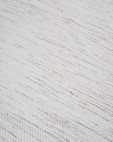 Detalle del dibujo difuminado de la alfombra Adonic Mist