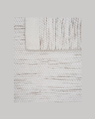 Detalle de la alfombra de PET blanco roto Adonic Mist de Linie Design
