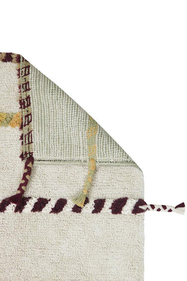 Alfombra lavable de algodón beige de 80 × 120 cm en ambiente de dormitorio