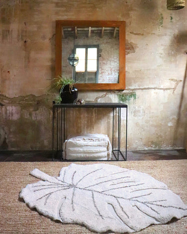 Detalle del tejido de algodón de una alfombra beige con forma de hoja