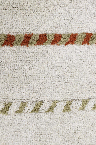 Alfombra de algodón geométrica beige en dormitorio natural