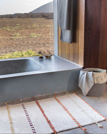 Alfombra lavable de algodón geométrica beige con flecos, vista completa