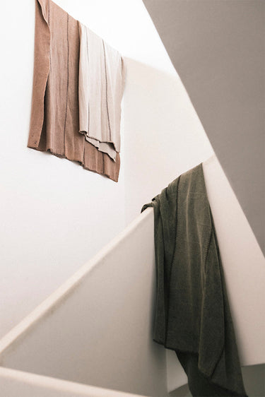 Detalle del bordado de Tencel de una alfombra artesanal gris