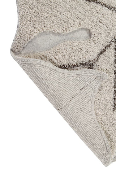 Detalle de la forma orgánica de una alfombra de algodón beige