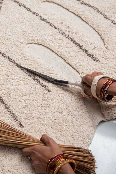 Alfombra de algodón beige con forma de hoja en sala de juegos