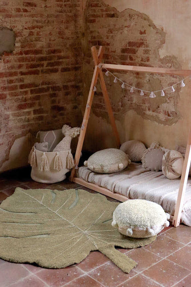 Detalle del tejido de algodón de una alfombra con forma de hoja oliva