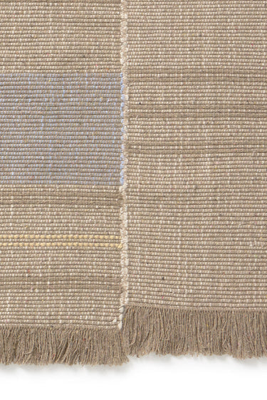 Alfombra de algodón y lino multicolor Lorena Canals en ambiente natural para dormitorio o salón