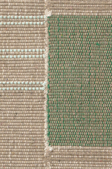 Detalle de flecos reciclados de una alfombra de algodón y lino multicolor Lorena Canals