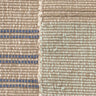 Alfombra artesanal de algodón y lino multicolor de 170 × 240 cm en salón de estilo natural